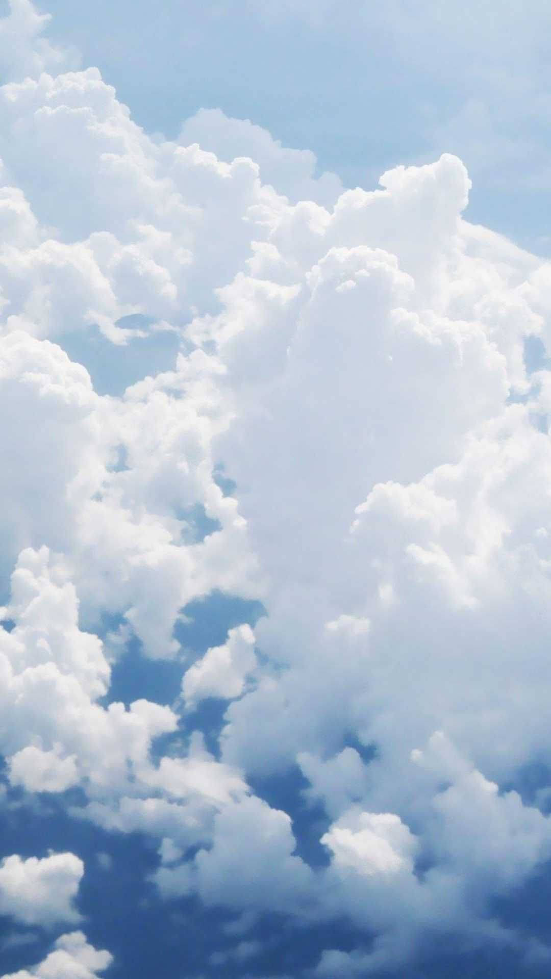 嬰兒藍 桌布 壁紙 — 廣闊蓬鬆的白雲在明亮的藍天上飄浮，寧靜的自然場景。