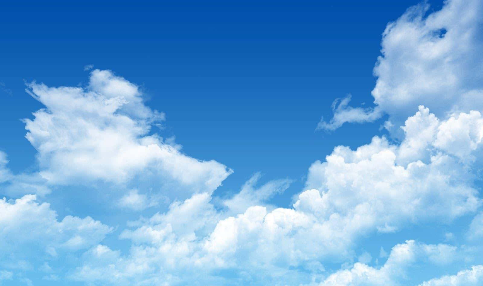 Sky Clouds 桌布 壁紙 — 廣闊蔚藍的天空中，蓬鬆的白雲懶洋洋地飄過地平線。