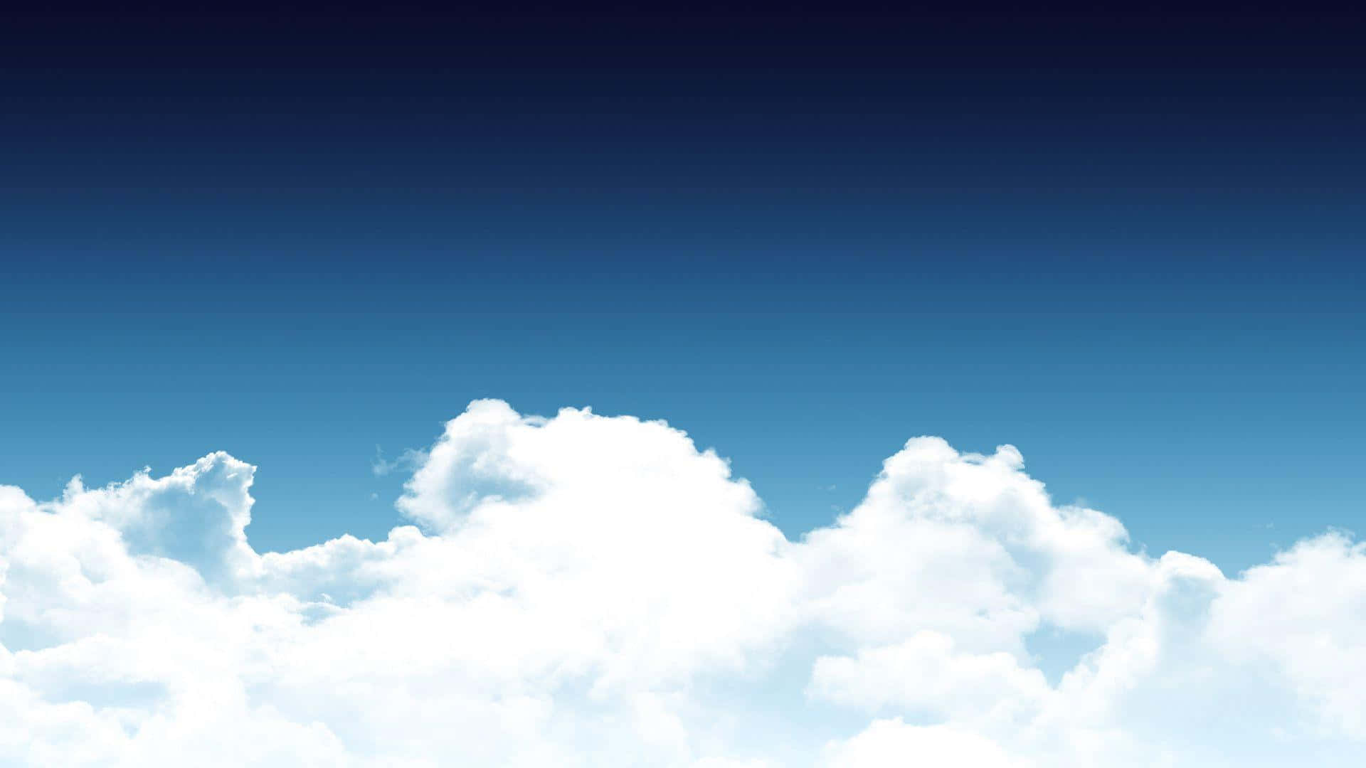 雲朵 桌布 壁紙 — 廣闊藍天， fluffy 白雲在明亮日光下延伸至地平線。