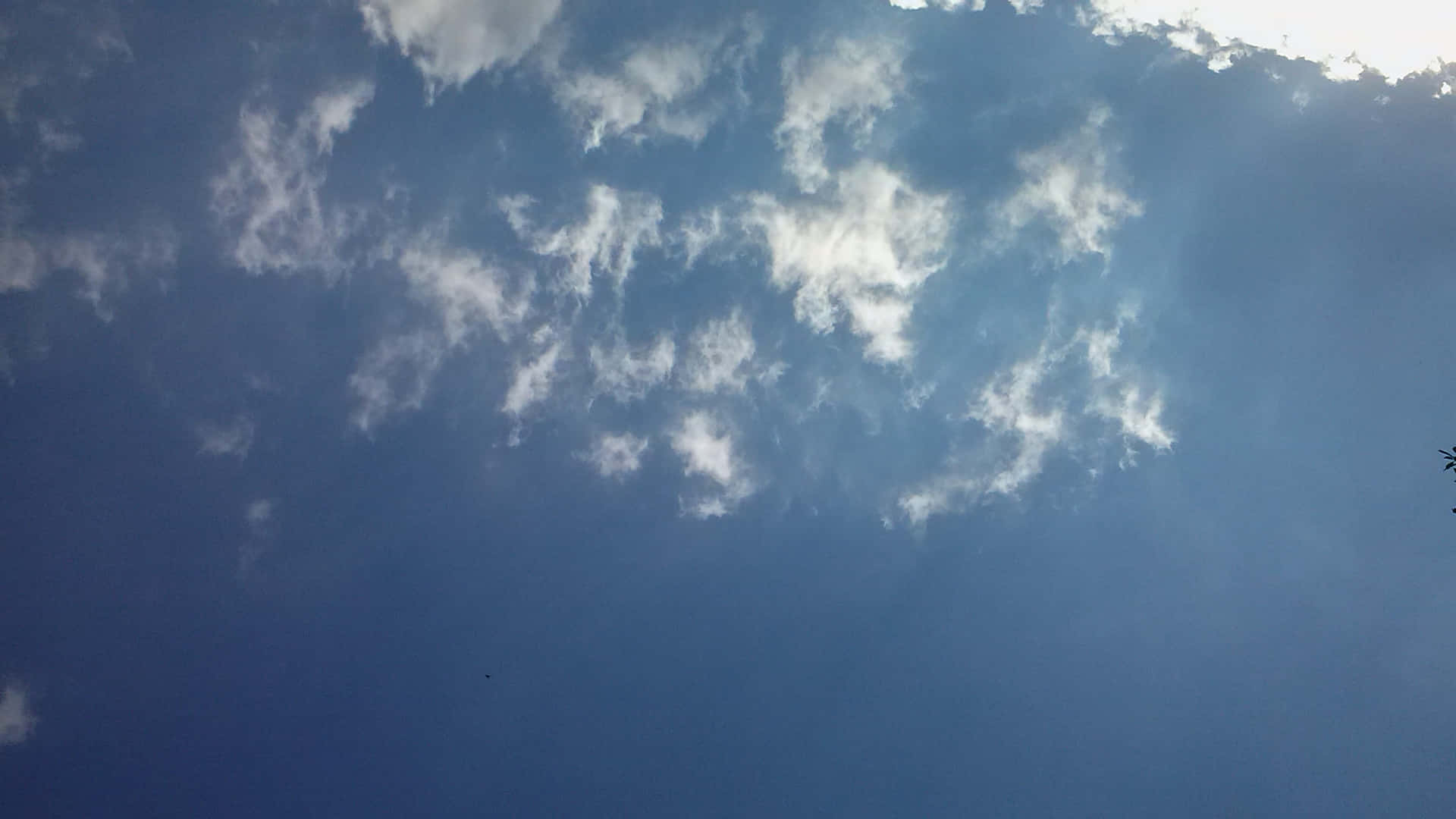 SKY-23 壁紙 — 廣闊藍天，上框飄過縷縷白雲。