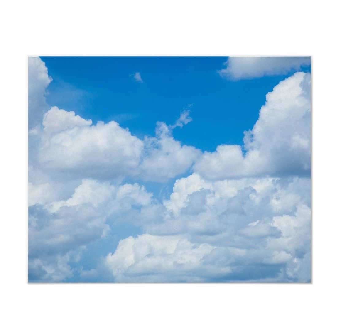 雲朵 桌布 壁紙 — 廣闊藍天，佈滿蓬鬆白雲，在晴朗的白天地平線上飄移。
