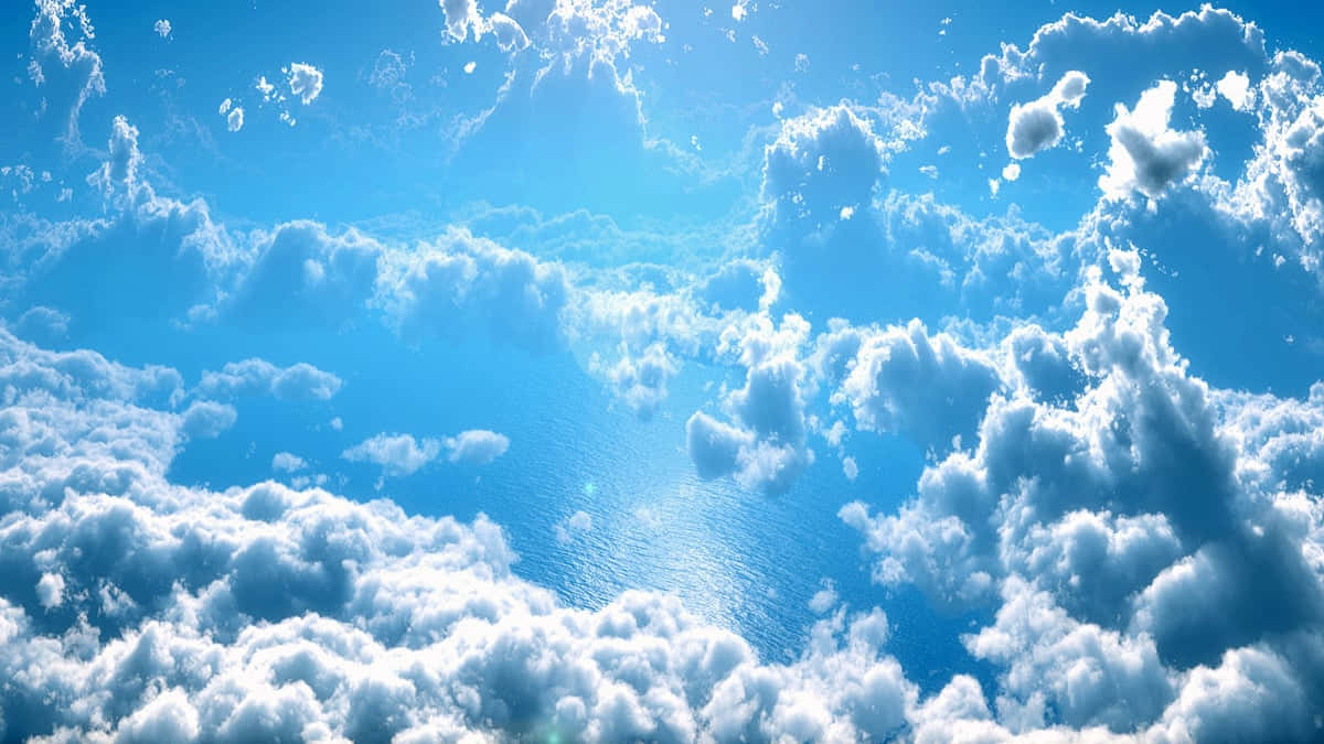 Kingdom Of God 桌布 壁紙 — 廣闊藍天，佈滿蓬鬆白雲，陽光穿透雲層，照耀在平靜的海面上。
