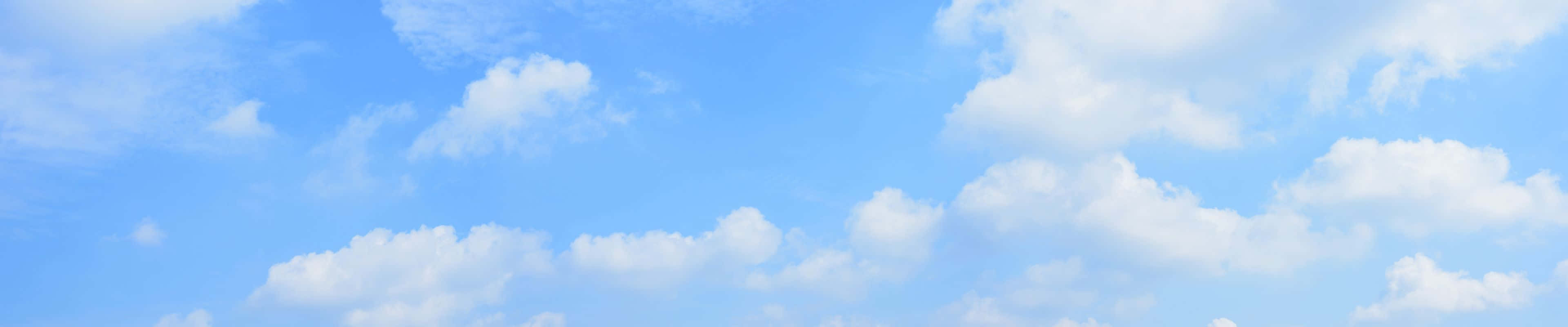 3840x800 桌布 壁紙 — 廣闊藍天，柔軟白雲懶洋洋地飄過地平線。