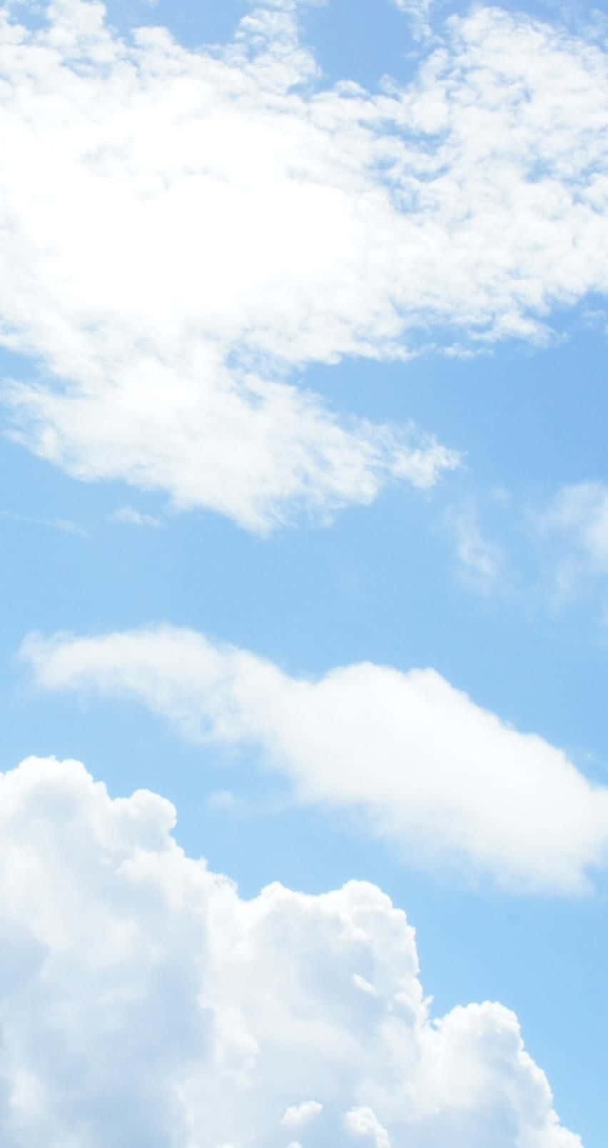 Blue Sky Aesthetic 桌布 壁紙 — 廣闊藍天，滿佈蓬鬆白雲，懶洋洋地飄過。