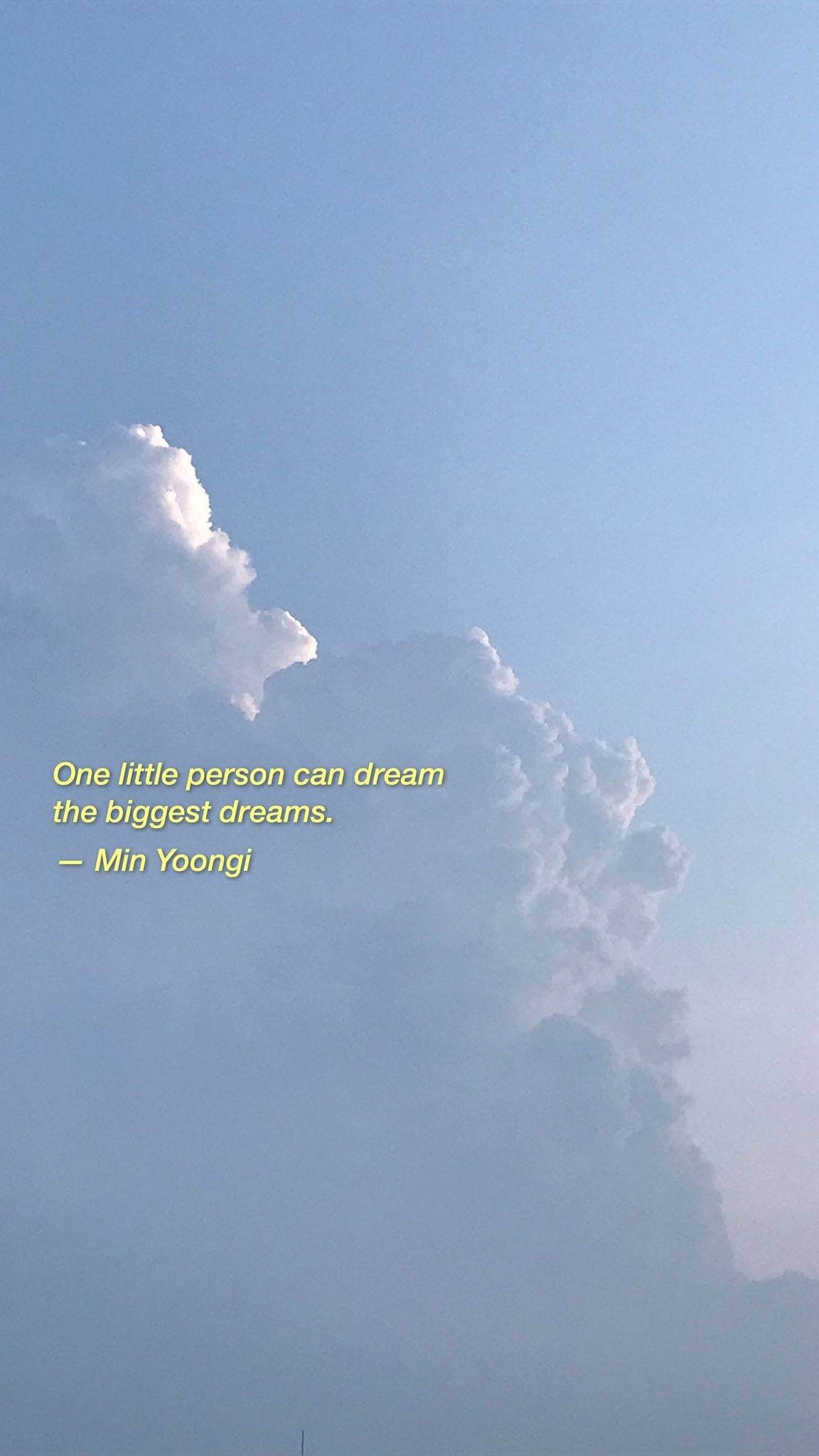 small 桌布 壁紙 — 廣闊藍天充滿蓬鬆白雲和黃色文字的勵志名言。