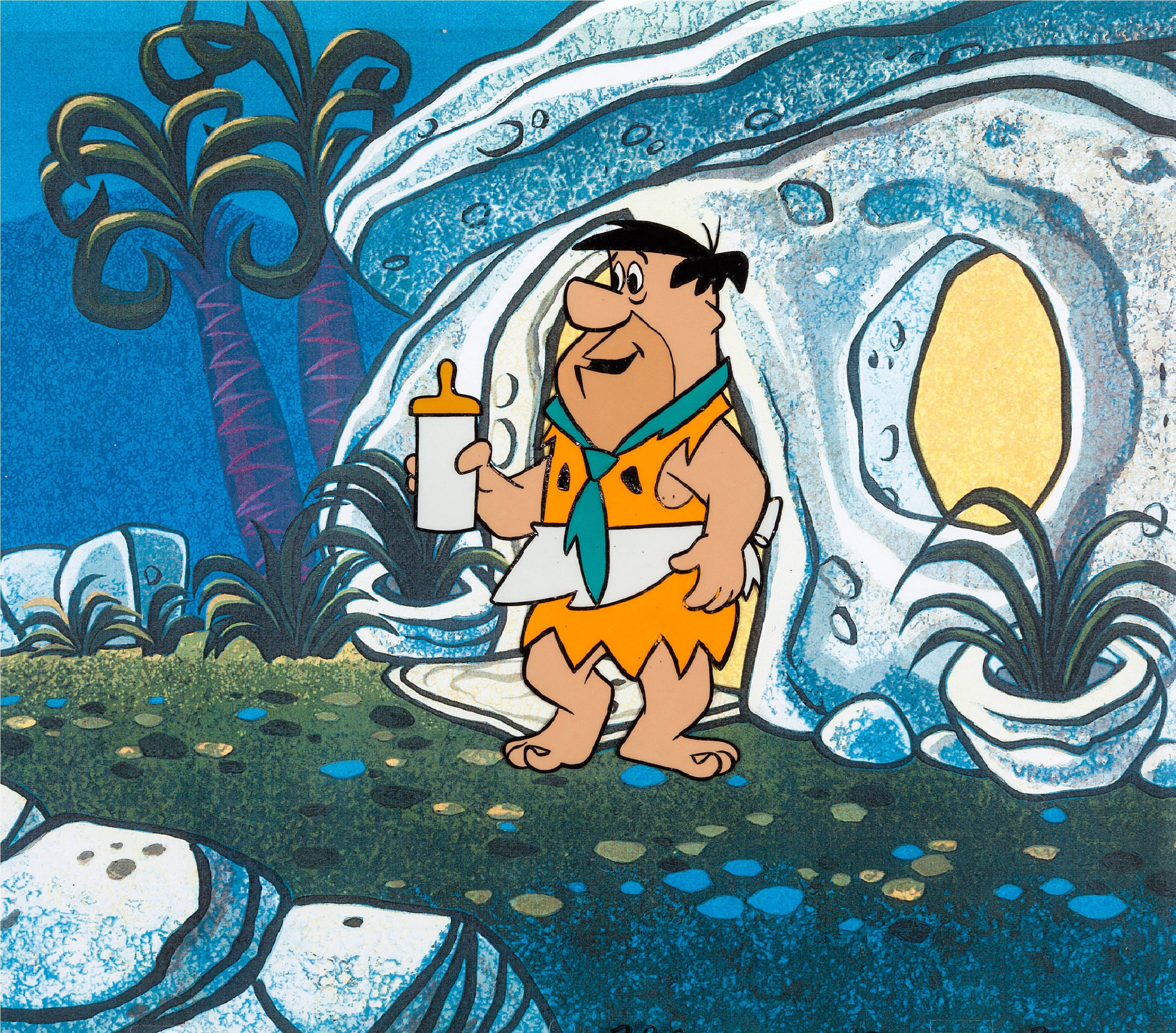 Flintstone 桌布 壁紙 — 弗林斯通站在他石器時代的家外微笑，手持嬰兒奶瓶，背景是充滿活力的卡通景觀。