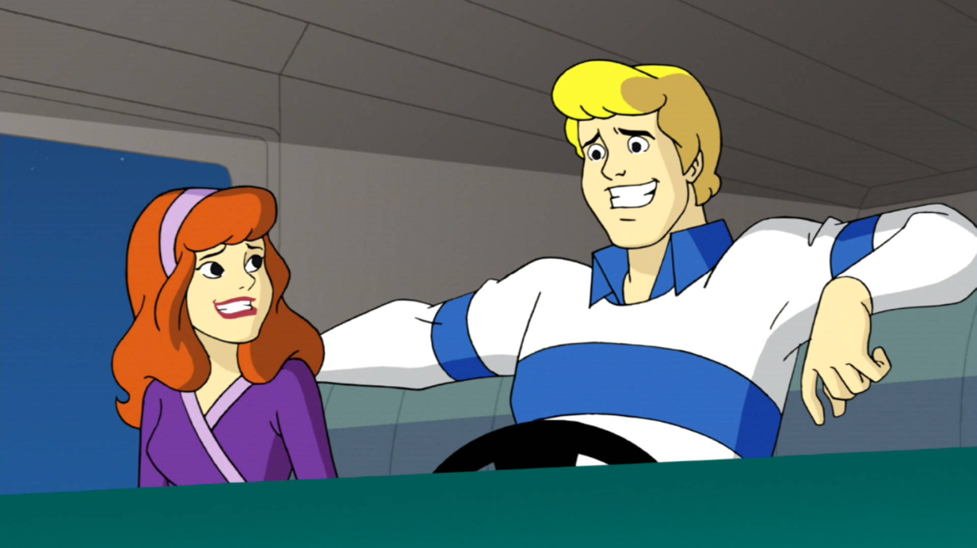 Scooby 桌布 壁紙 — 弗雷德和達芙妮在夜間駕駛時，在神秘機器（Mystery Machine）的駕駛座上興奮地微笑。