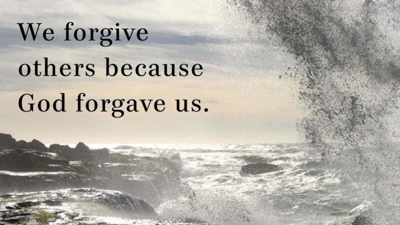 forgive 桌布 壁紙 — 強勁的海浪在陰天天空下衝擊著黑暗的岩石，並帶有鼓舞人心的文字疊加。