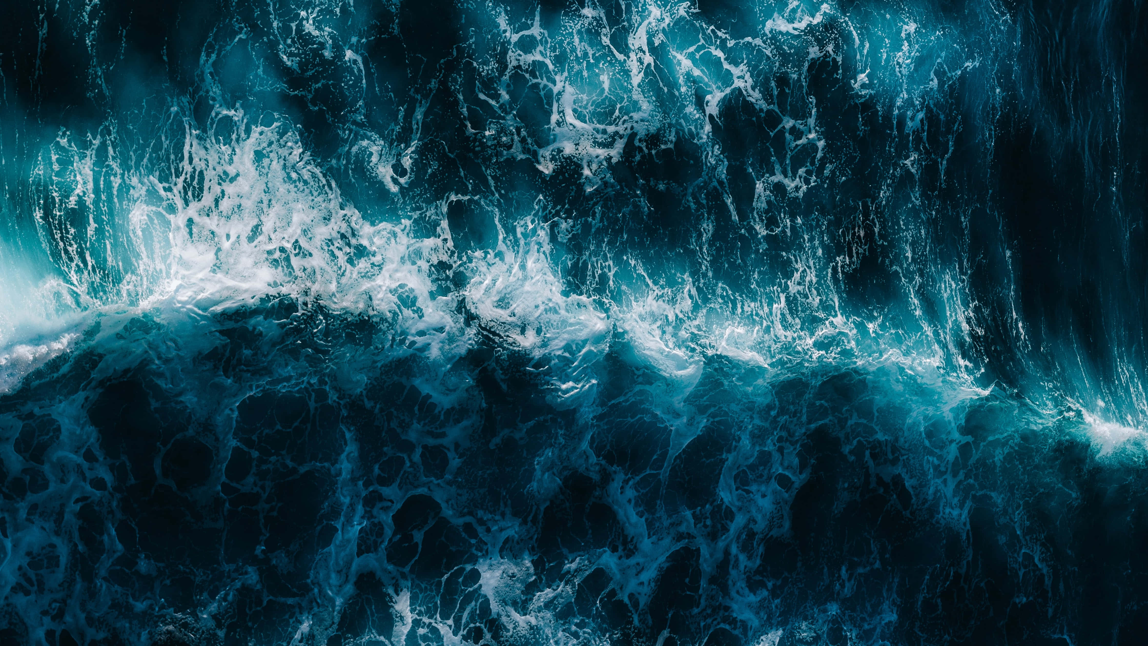 海洋 桌布 壁紙 — 強勁的深藍色海浪在戲劇性的航拍視圖中撞擊出白色泡沫。