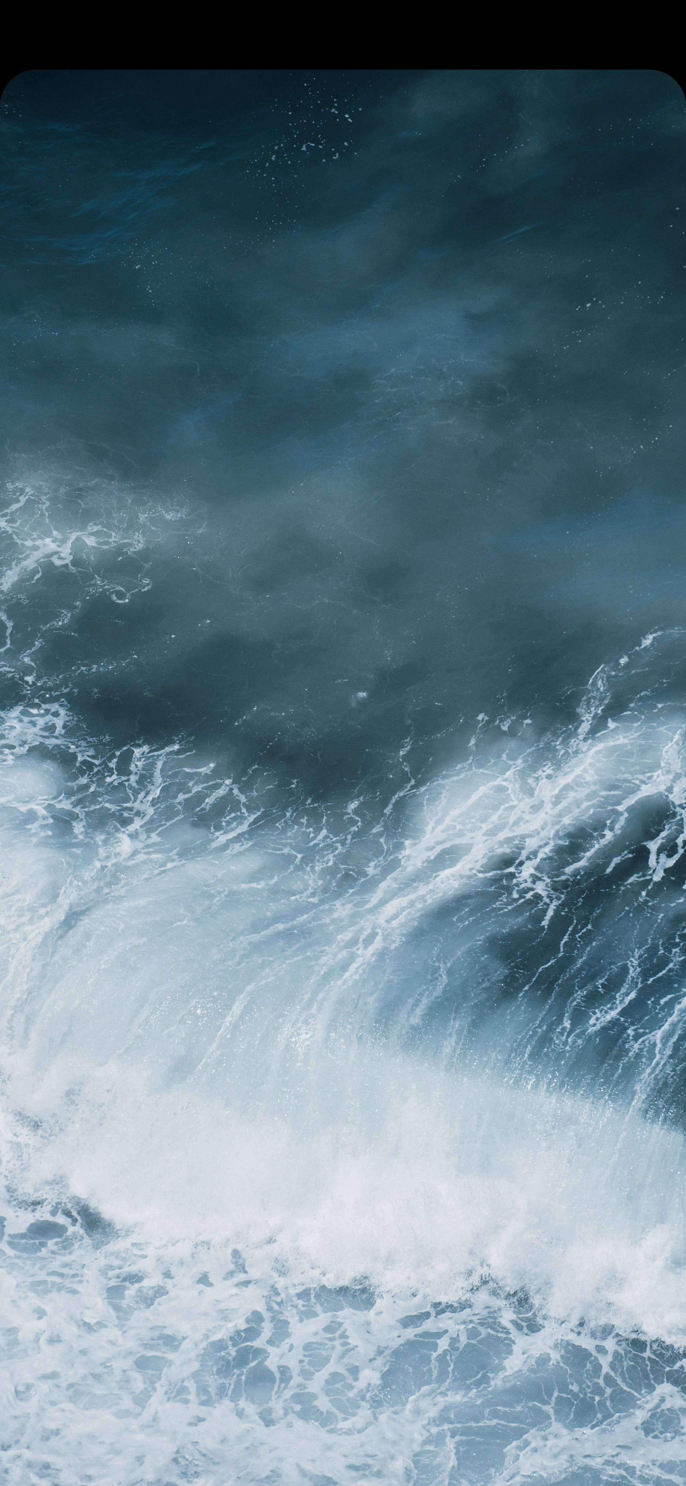 Wave 桌布 壁紙 — 強大的海浪帶著白色泡沫衝擊著陰暗風暴中的大海，天空陰沉。