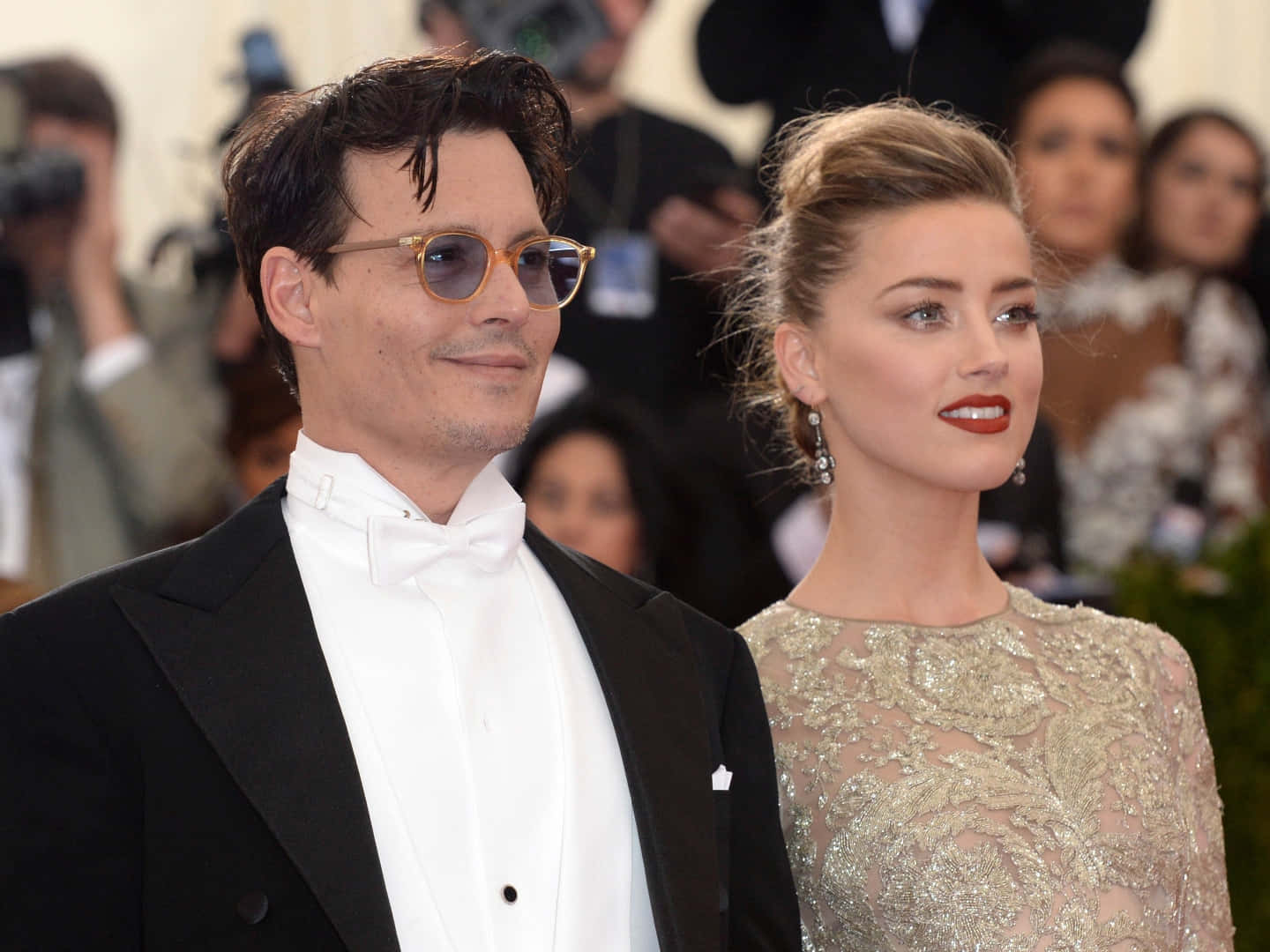 Johnny Depp And Amber Heard 桌布 壁紙 — 強尼戴普和安柏赫德在華麗的紅地毯活動上穿著正式服裝和太陽眼鏡優雅地擺姿勢。