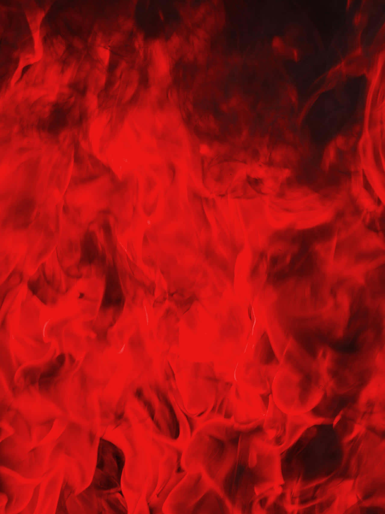 Red Fire 桌布 壁紙 — 強烈旋轉的紅色煙霧充滿畫面，具有戲劇性的深度和發光的高光。