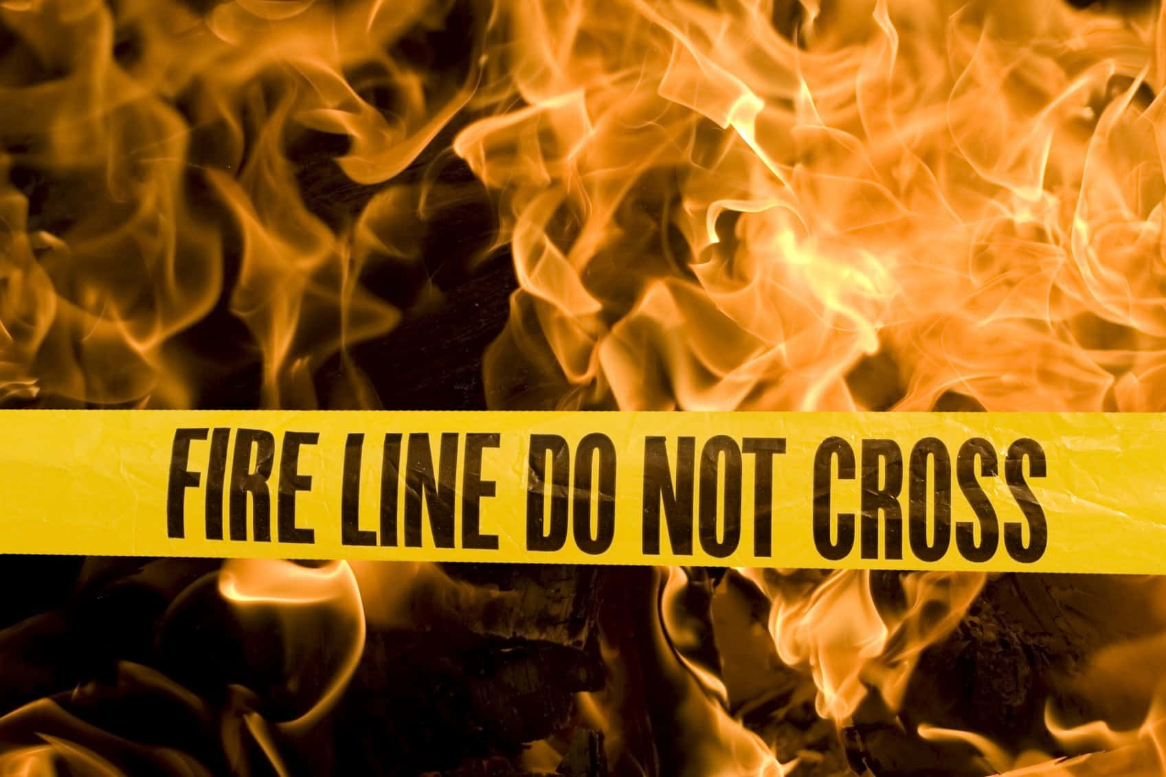 火焰動畫 桌布 壁紙 — 強烈的橙色火焰在寫有「fire line do not cross」的粗黃色警告膠帶後方湧現。