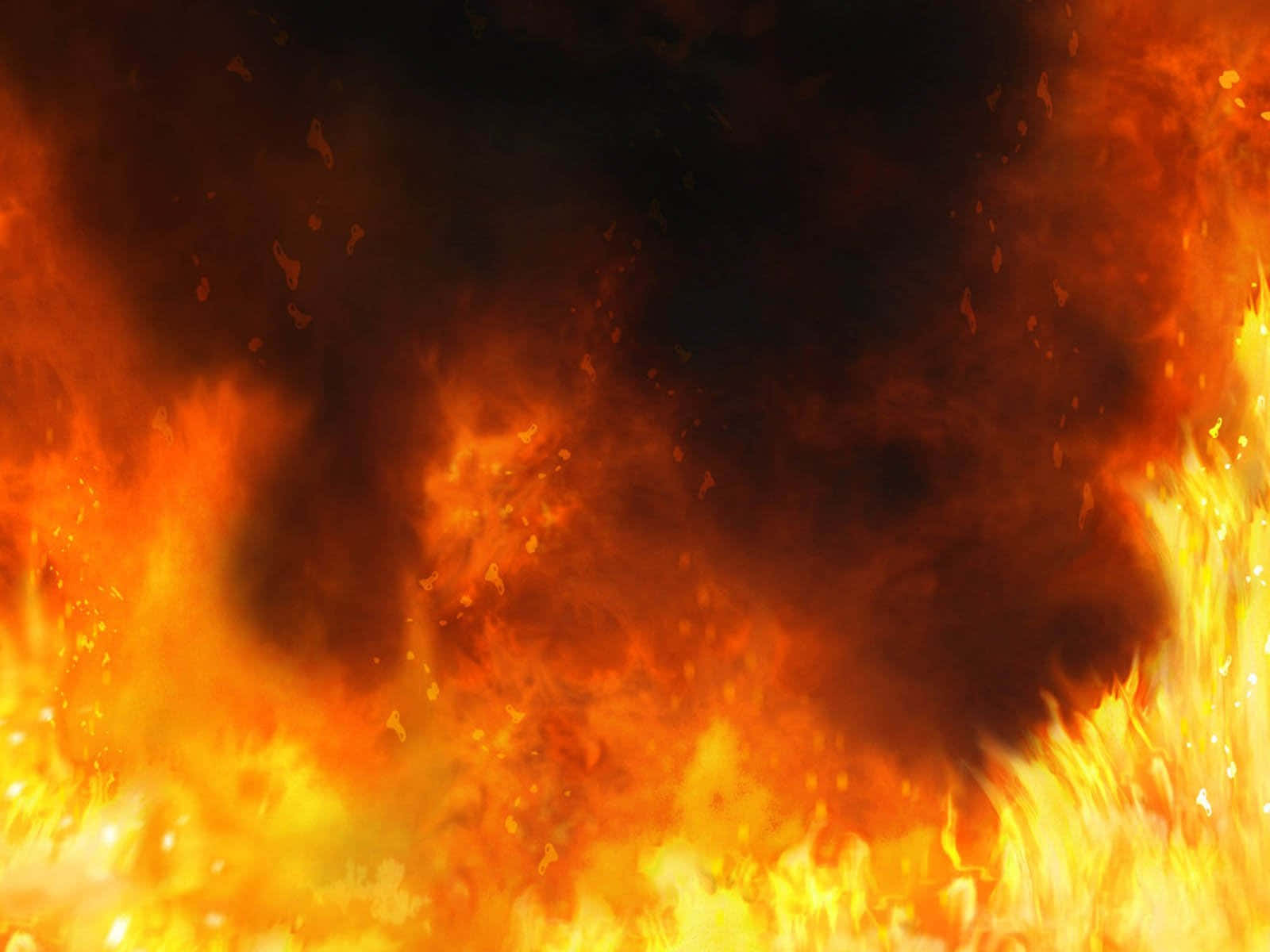Flames 桌布 壁紙 — 強烈的火焰在黑暗煙霧繚繞的背景中咆哮，呈現出鮮豔的橙黃色調，營造出戲劇性的火焰場景。