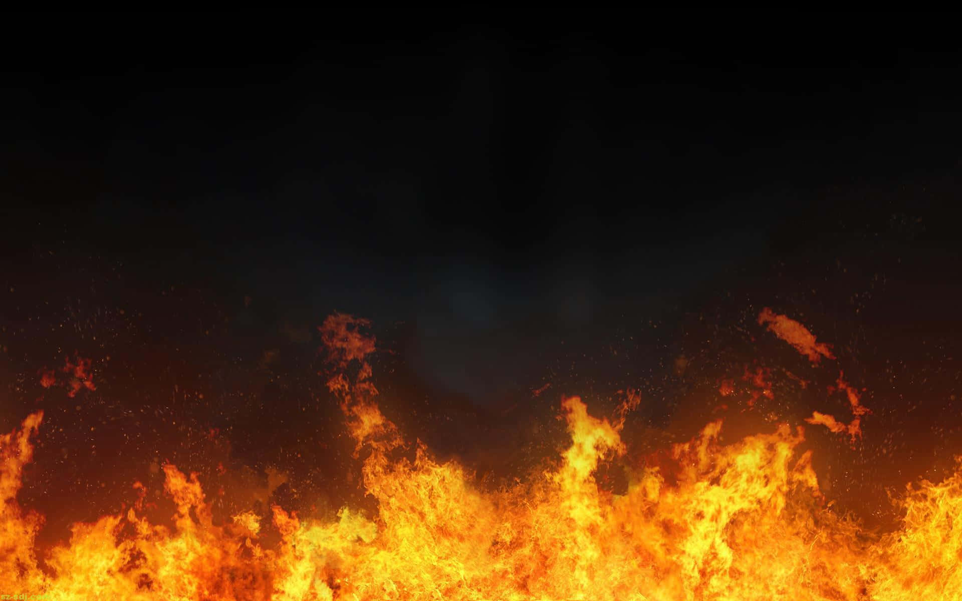Hell 桌布 壁紙 — 強烈的火焰在黑暗背景下咆哮，伴隨著發光的餘燼和升起的煙霧。