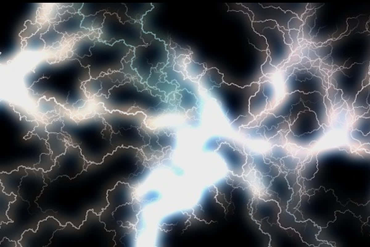 Electric 桌布 壁紙 — 強烈的白色和藍色閃電在黑暗的暴風雨天空中劈啪作響，呈現出戲劇性的電力展示。