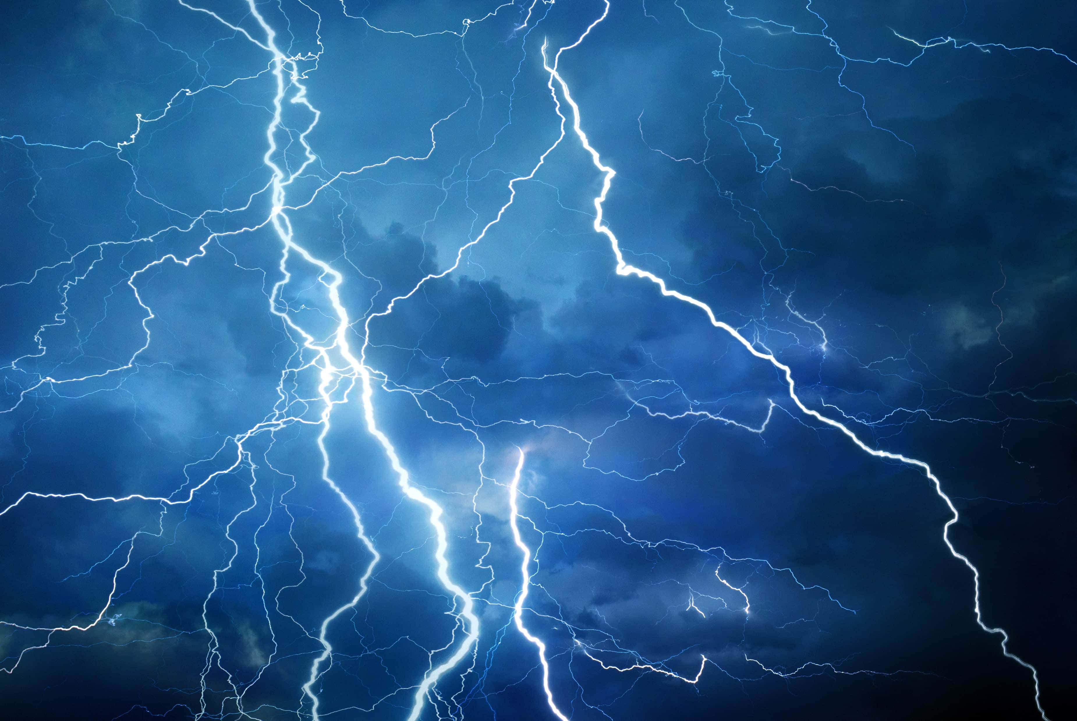 暴風 桌布 壁紙 — 強烈的白色閃電在洶湧的深藍色暴風雨天空中劈啪作響。