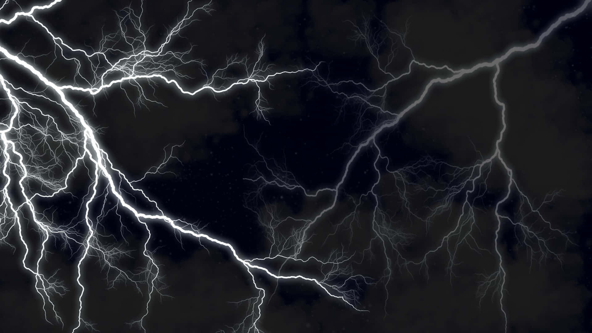 閃電 桌布 壁紙 — 強烈的白色閃電在深黑色暴風雨天空中劈啪作響，呈現出戲劇性的自然景象。