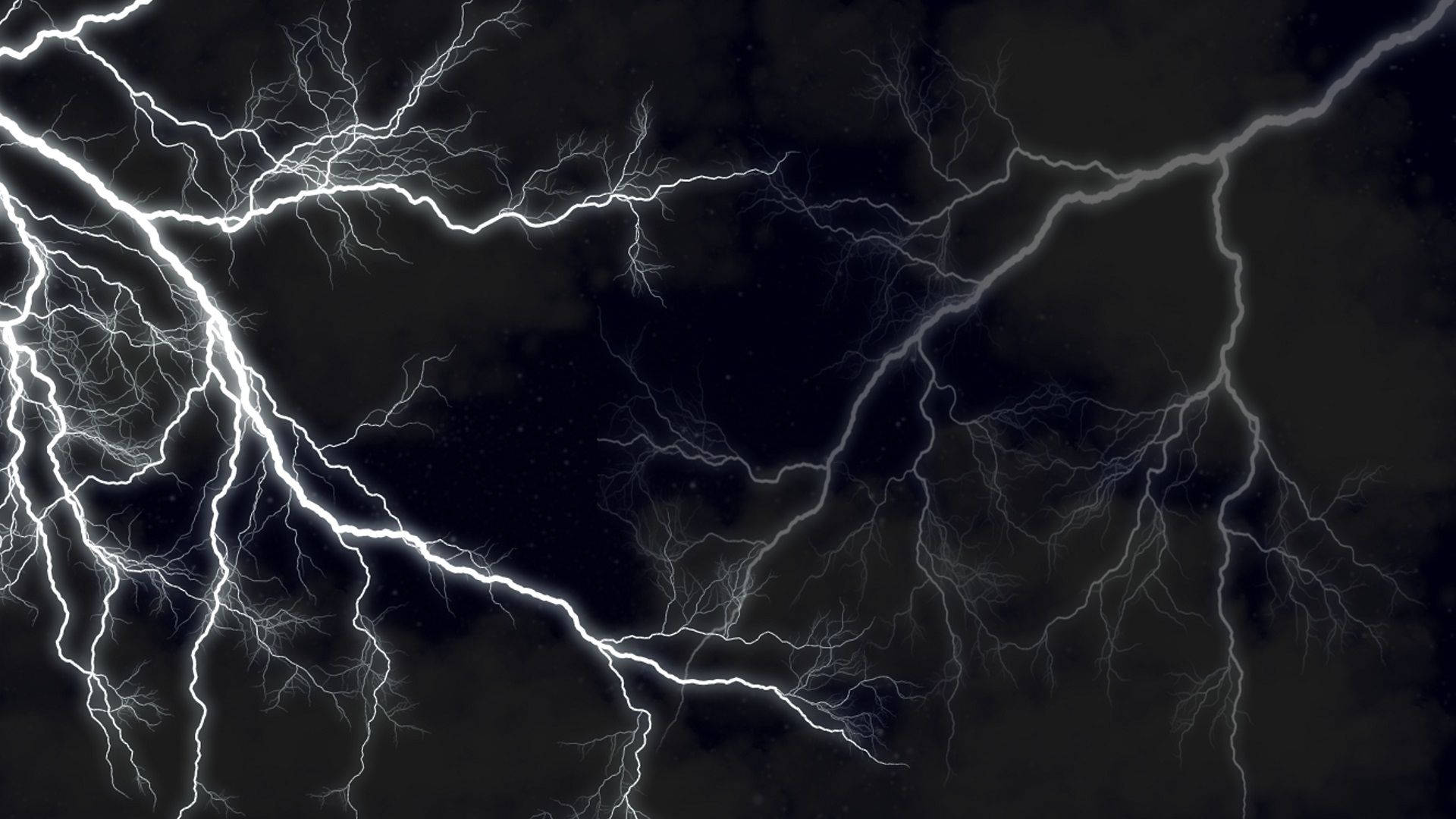 閃電 桌布 壁紙 — 強烈的白色閃電在黑暗的暴風雨天空中劈啪作響，呈現戲劇性的自然景象。