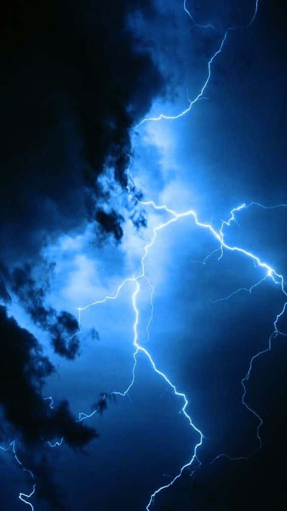 藍色 桌布 壁紙 — 強烈的藍色閃電在暴風雨的夜空中分叉，以電能照亮烏雲。
