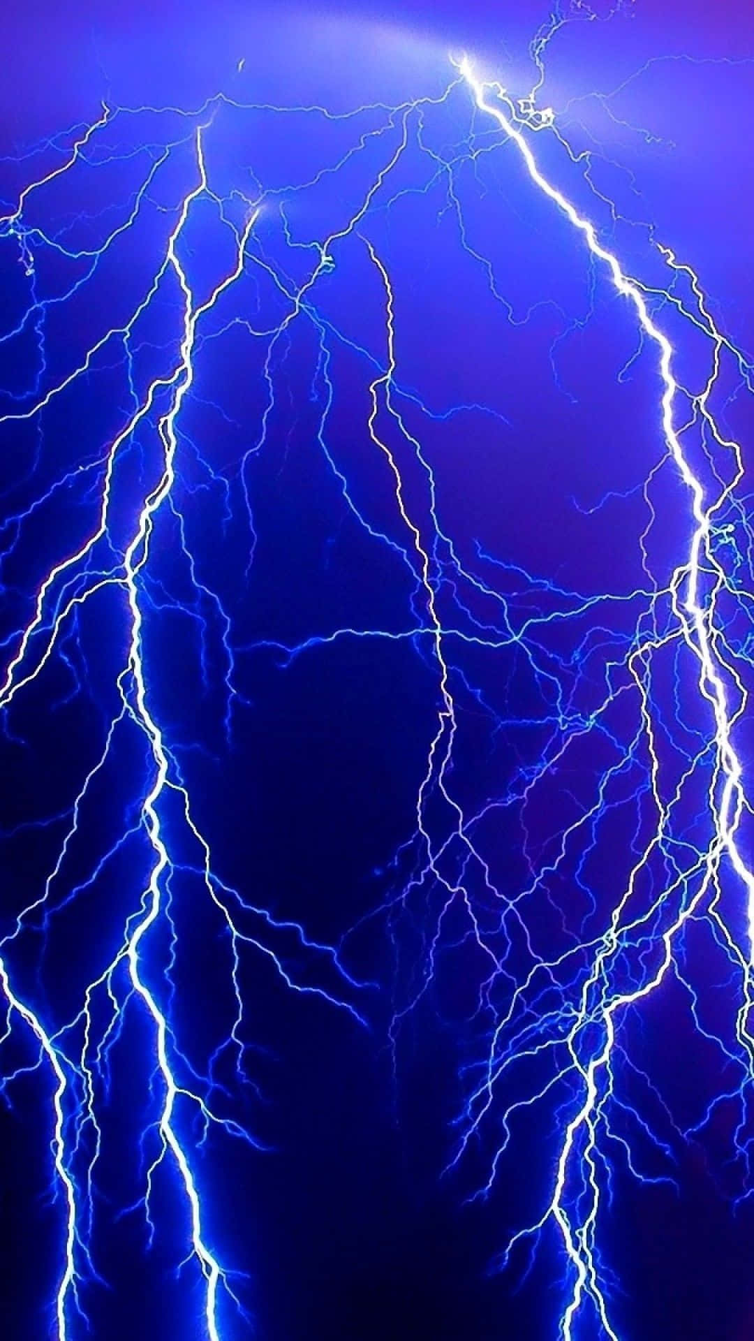 Thunderstorm 桌布 壁紙 — 強烈的藍色閃電在深紫色暴風雨天空中劈啪作響，形成戲劇性的垂直構圖。