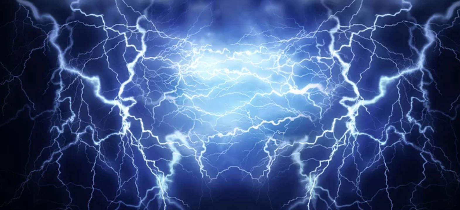 閃電 桌布 壁紙 — 強烈的藍色閃電在黑暗的暴風雨中劈啪作響，形成戲劇性的電力展示。
