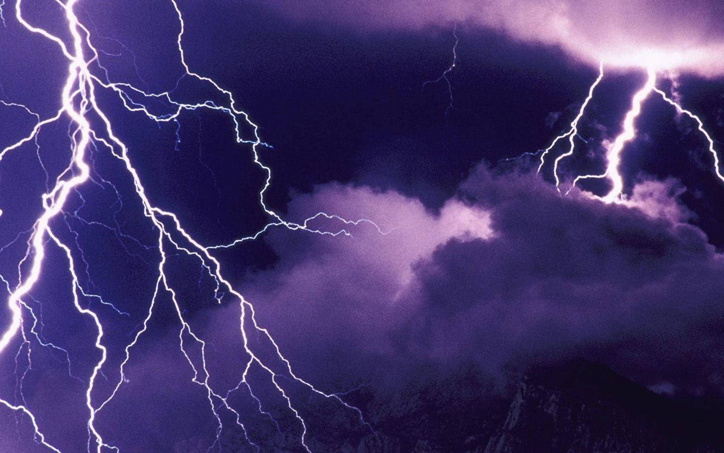 暴風 桌布 壁紙 — 強烈的閃電在鋸齒狀山峰上方深紫色暴風雨天空中劈啪作響。