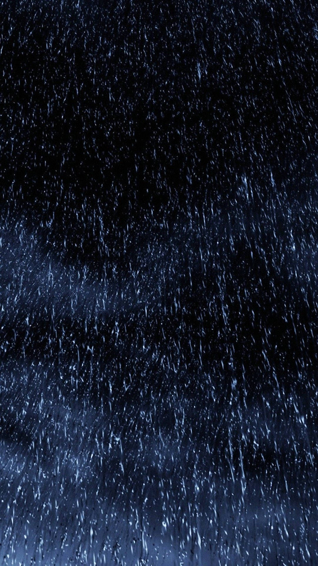 桌布 壁紙 — 強烈的雨絲劃破黑暗的夜空，夜空閃爍著冷藍色的亮點。