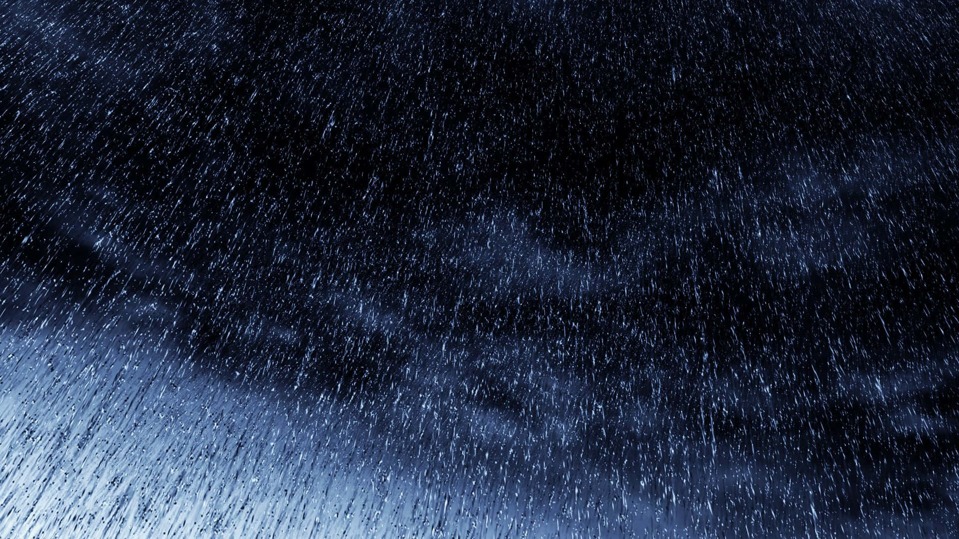 Rainy 桌布 壁紙 — 強烈的雨絲斜斜地劃過深藍色的夜空，伴隨著旋轉的雲層和發光的粒子。
