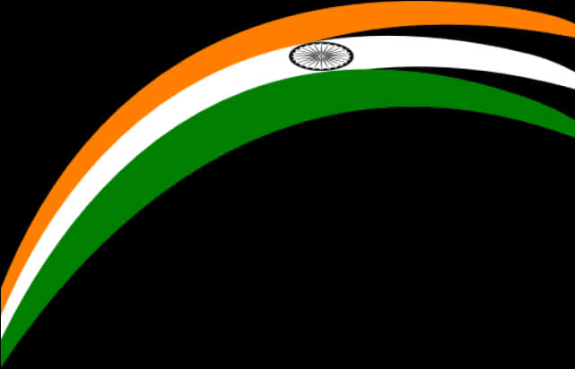 India Flag 桌布 壁紙 — 彎曲的印度國旗，帶有藏紅花、白色和綠色條紋，白色中央有阿育王法輪，背景為黑色。