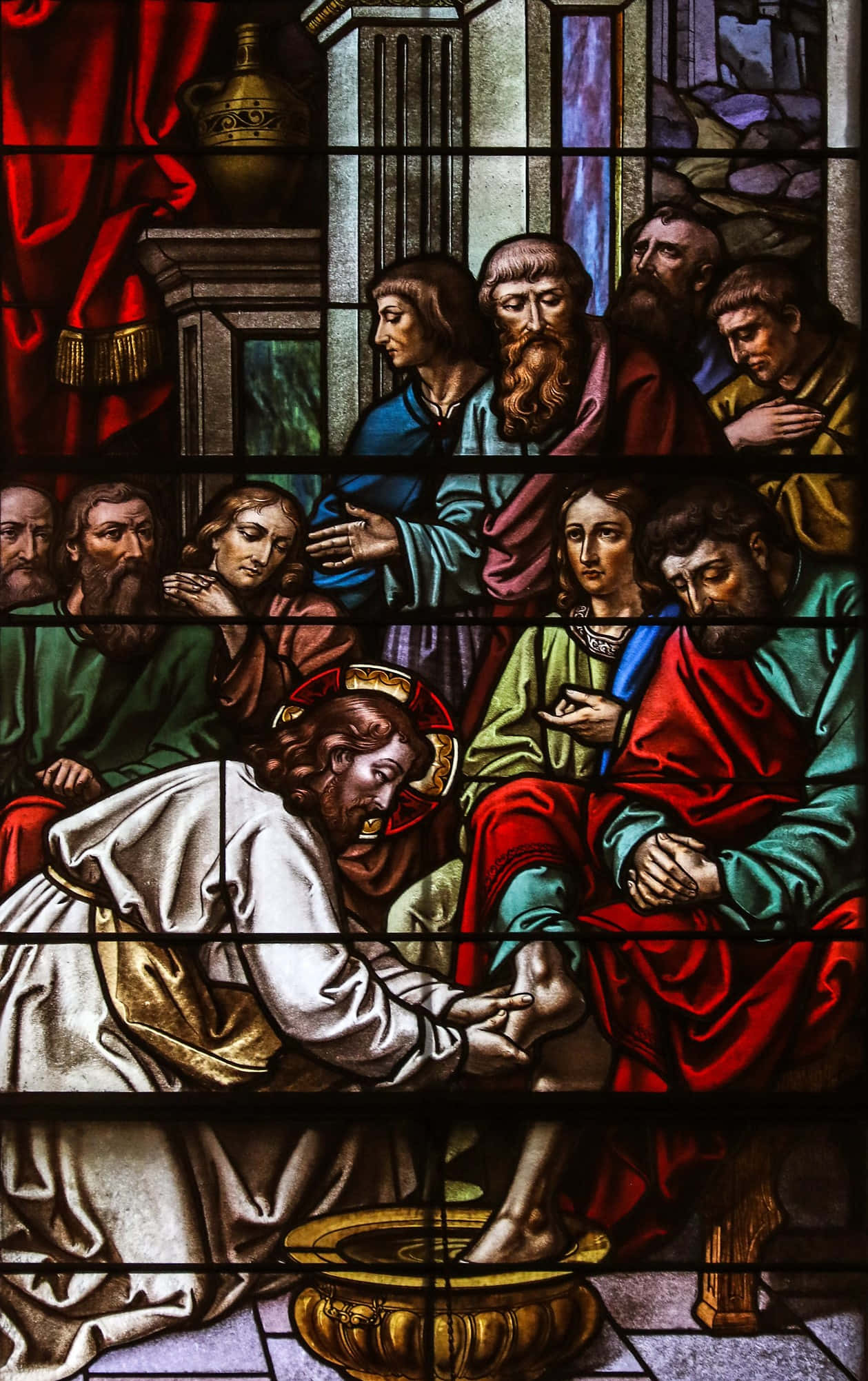 Jesus Disciples 桌布 壁紙 — 彩繪玻璃窗描繪耶穌為門徒洗腳，周圍是身穿色彩繽紛長袍的旁觀者。