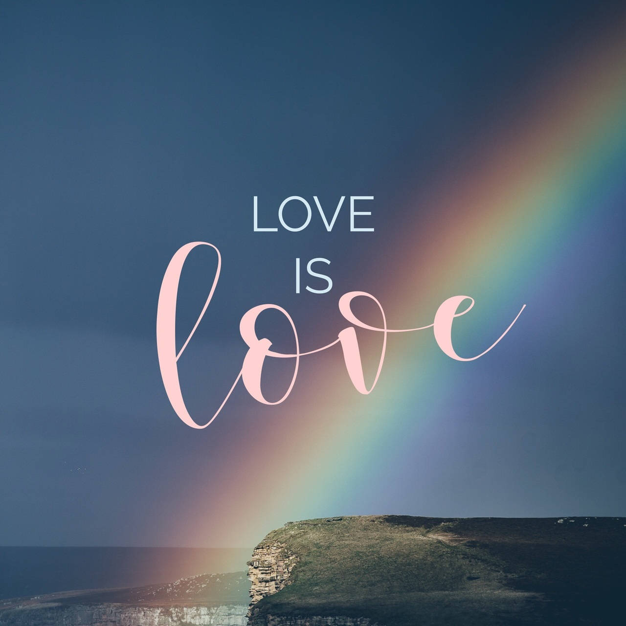 愛就是愛 桌布 壁紙 — 彩虹在黃昏時分橫跨懸崖，優雅的字體寫著 love is love，襯托著暮色天空。