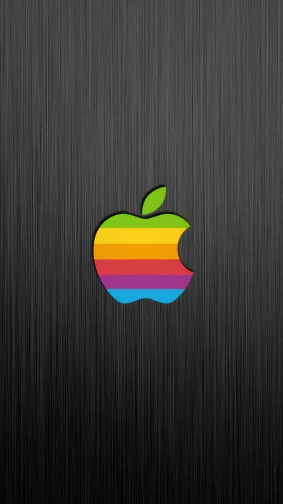 iPhone X Apple Logo 桌布 壁紙 — 彩虹條紋Apple標誌居中於深色拉絲金屬背景上。