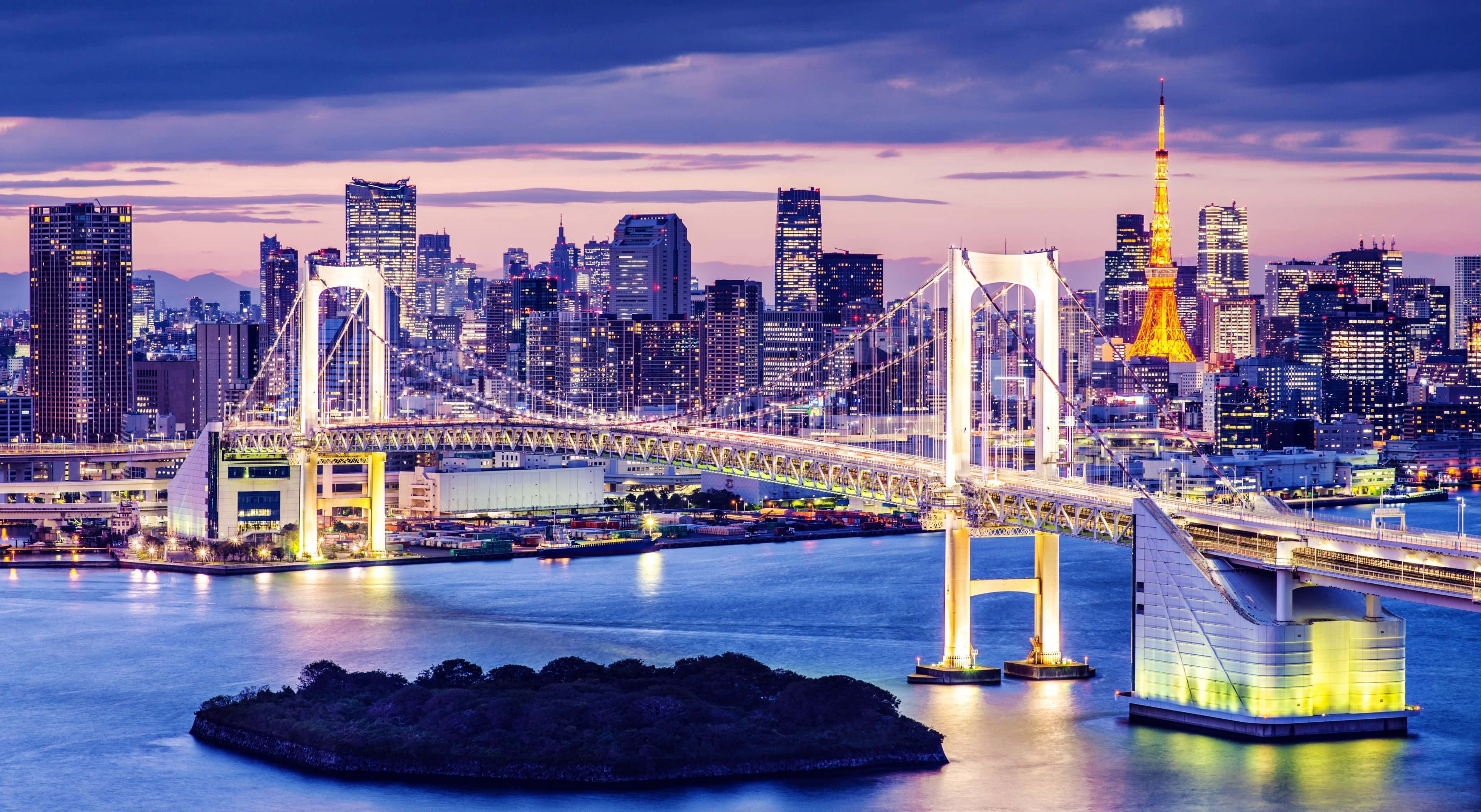 Rainbow Bridge 桌布 壁紙 — 彩虹橋和東京塔在東京灣的暮色天空中閃耀，城市燈光倒映在水面上。