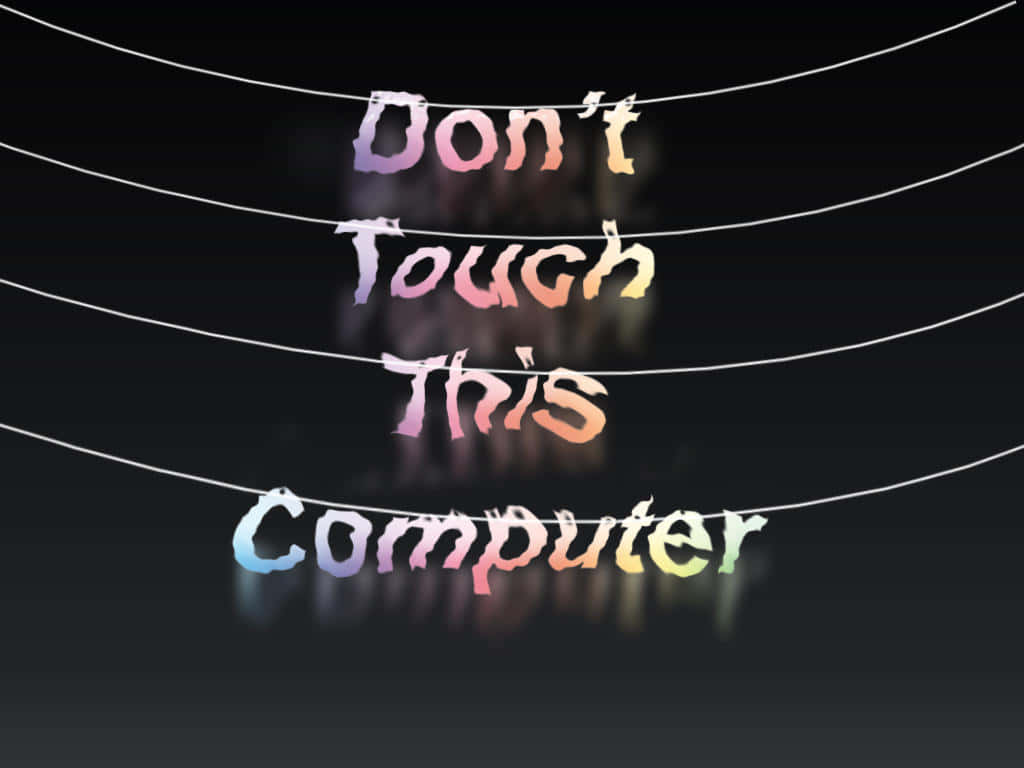 桌布 壁紙 — 彩虹漸層文字寫著「Don't Touch This Computer」，掛在白色繩子上，背景為深色。