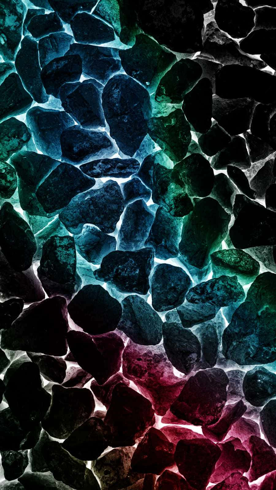 Colorful iPhone 桌布 壁紙 — 彩虹色石頭散發出電光藍、綠和洋紅色的光芒，形成迷人的抽象圖案。