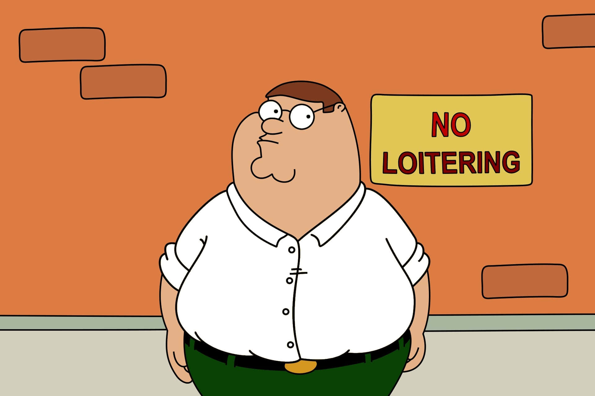 蓋酷家庭 桌布 壁紙 — 彼得·格里芬站在橙色磚牆前，在「NO LOITERING」標誌下露出困惑的表情。