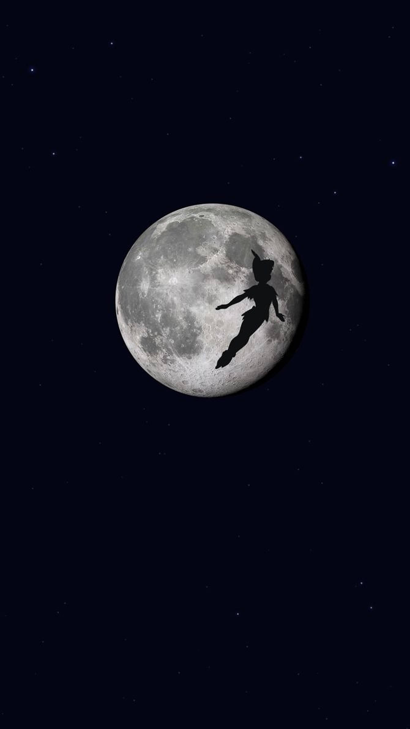 Peter Pan 桌布 壁紙 — 彼得潘在繁星點點的夜空背景下，優雅地飛翔在細節豐富的滿月前的剪影。