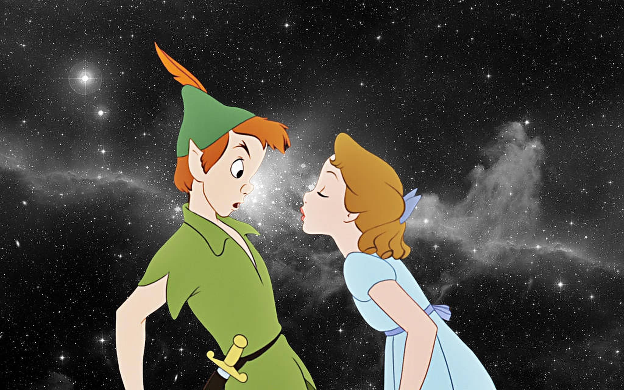 Peter Pan 桌布 壁紙 — 彼得潘與溫蒂在星光閃爍的宇宙背景下，與發光的星雲共享溫柔時刻。