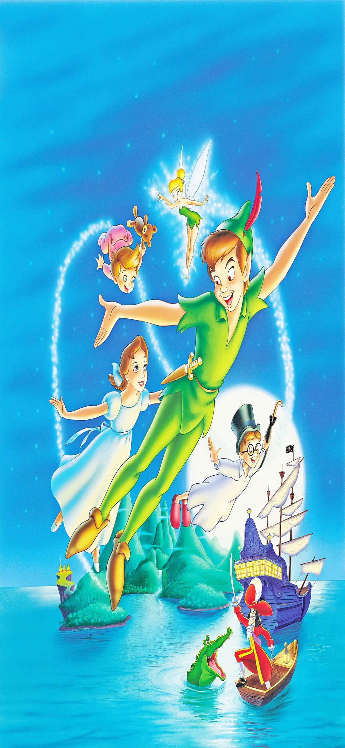 Peter Pan 桌布 壁紙 — 彼得潘與溫蒂在星光閃爍的藍天中飛翔，小叮噹在他們上方，下方是發光的月光島嶼和海盜船。