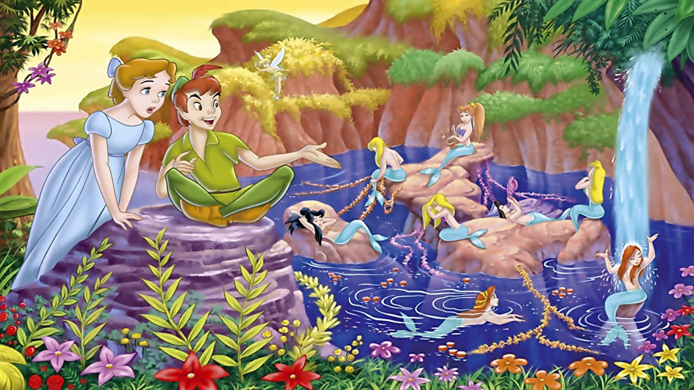 Peter Pan 桌布 壁紙 — 彼得潘與溫蒂坐在岩石上，觀看美人魚在瀑布池中嬉戲，周圍環繞著茂密的叢林花卉。