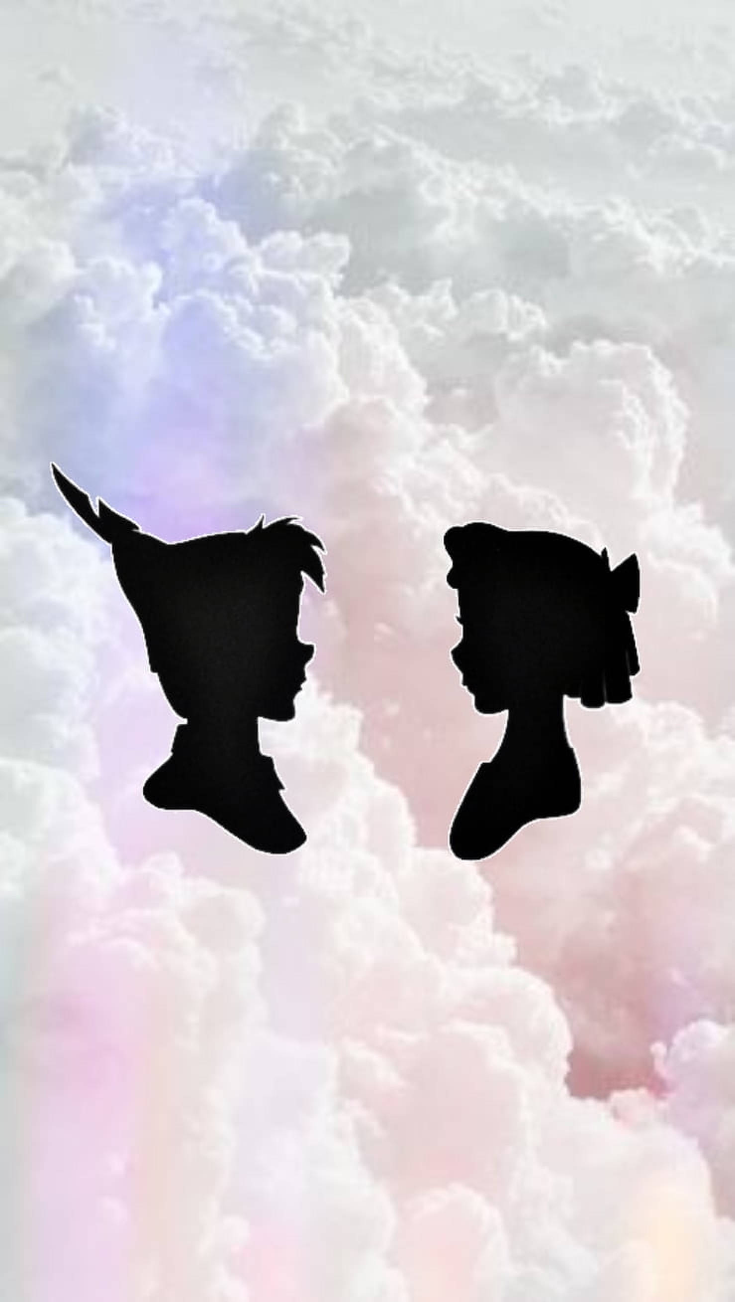 Peter Pan 桌布 壁紙 — 彼得潘與溫蒂的剪影在柔和粉彩雲彩天空與彩虹色調中面對面。