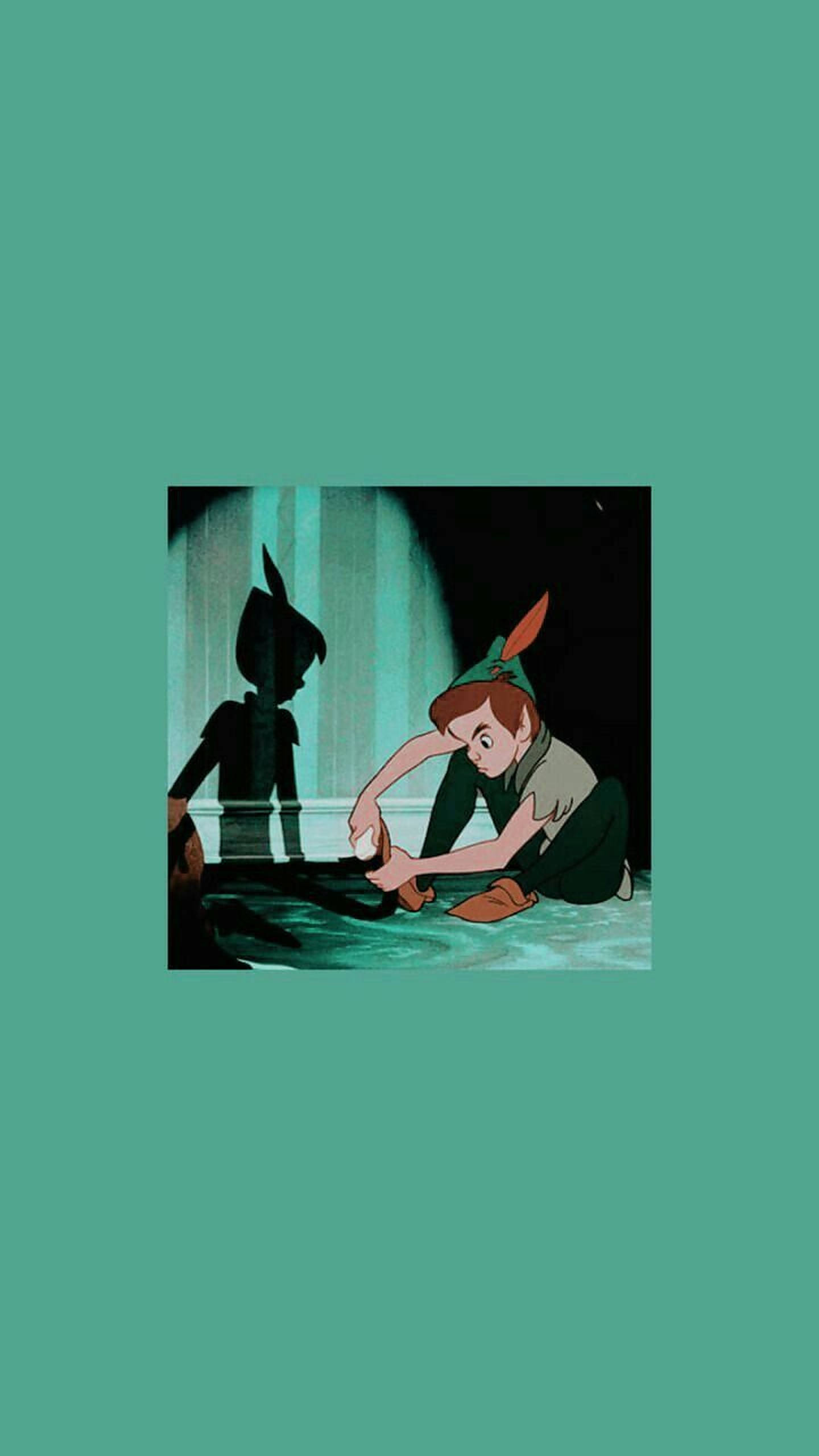 Peter Pan 桌布 壁紙 — 彼得潘跪在一個昏暗的房間裡，旁邊有一個陰影人物，房間有青綠色的牆壁和地板。
