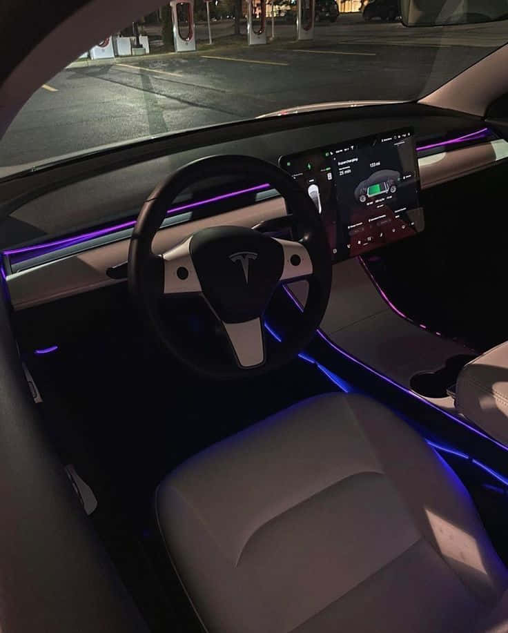Minimalist Car 桌布 壁紙 — 從 Tesla 內部觀看的夜景，顯示發光的紫色氛圍燈和數位儀表板。