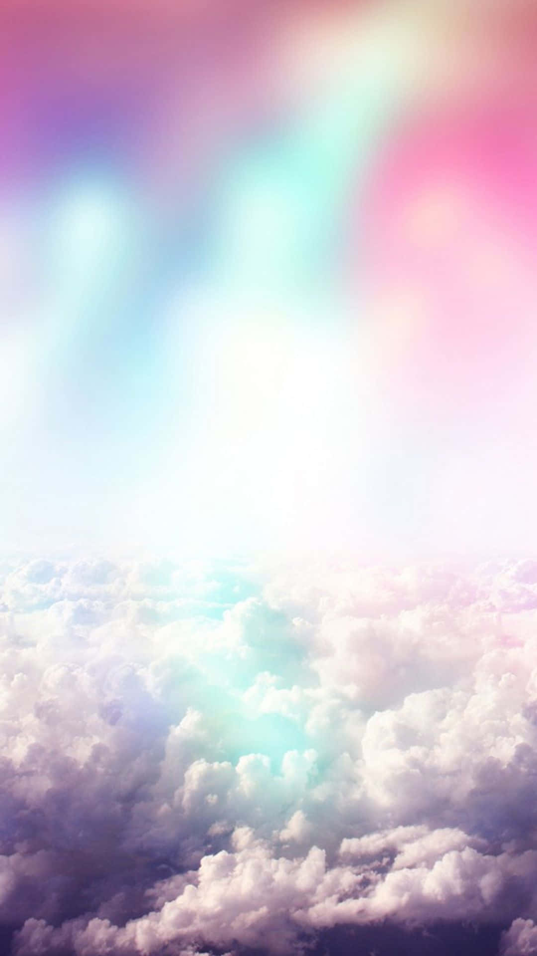 Cute Rainbow 桌布 壁紙 — 從上方俯瞰， fluffy 雲朵沐浴在柔和粉彩彩虹光中的夢幻航拍圖。