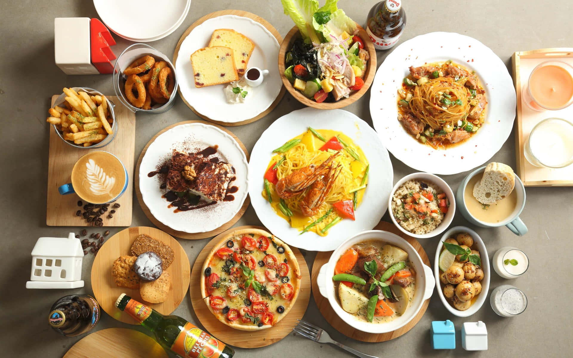 Food And Beverage 桌布 壁紙 — 從上方俯瞰，一張中性色調的桌子上擺滿了各種充滿活力的環球美食，包括義大利麵、披薩、沙拉和甜點。
