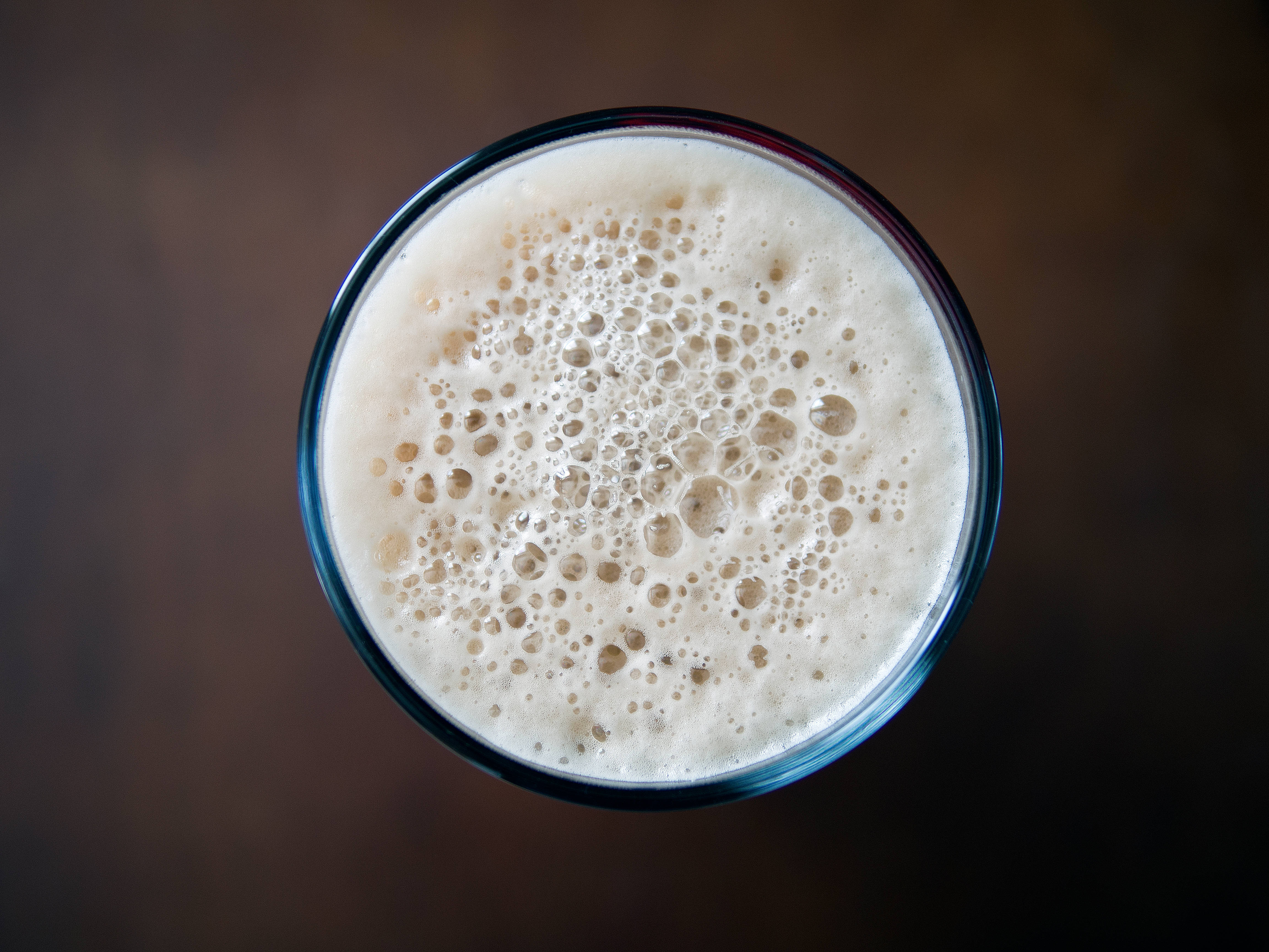 Beer 桌布 壁紙 — 從上方俯瞰，一杯泡沫啤酒放在深色木質背景上。
