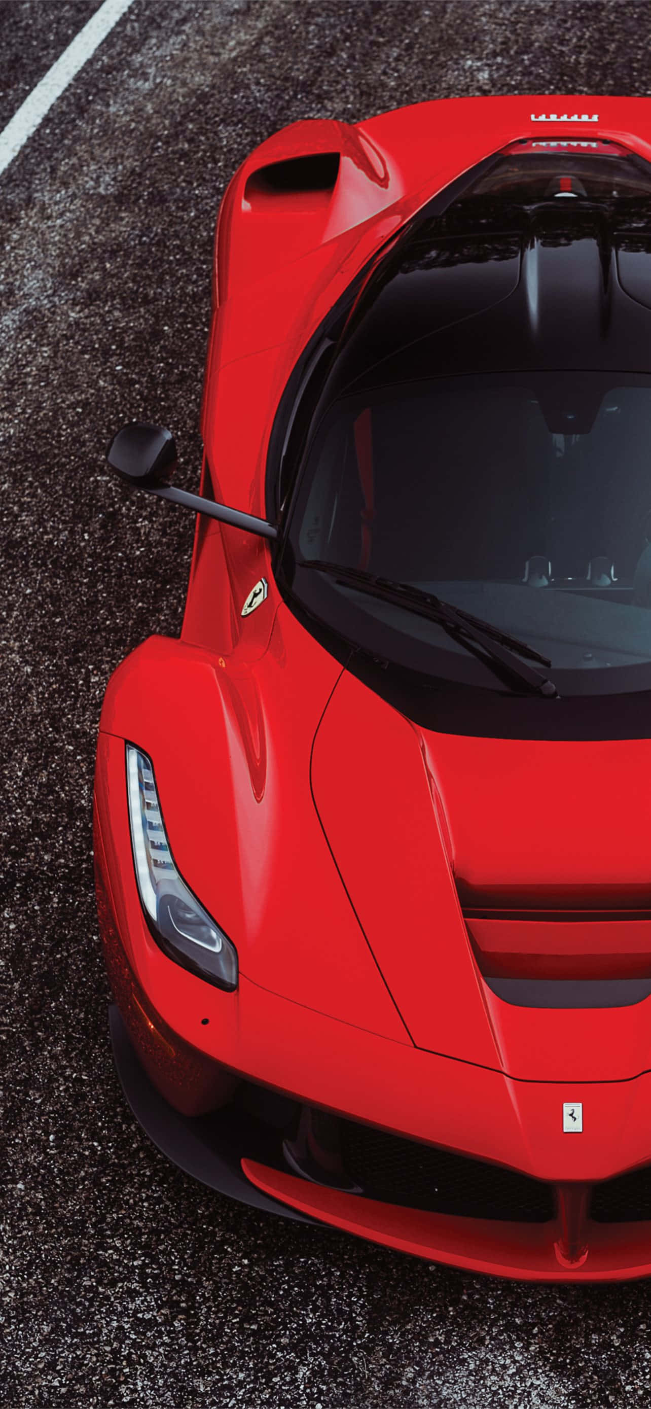 桌布 壁紙 — 從上方俯瞰，一輛鮮紅色的法拉利 LaFerrari 跑車行駛在帶有白線的深色瀝青路上。