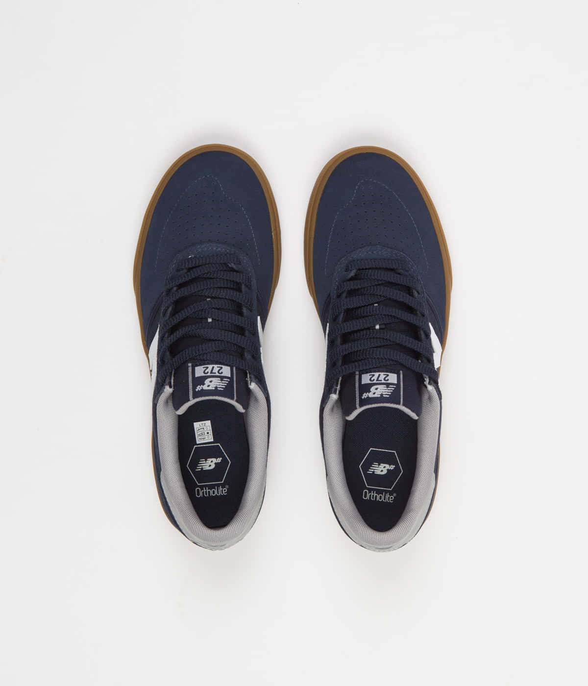 New Balance 桌布 壁紙 — 從上方俯瞰，深藍色New Balance滑板鞋，搭配黑色橡膠鞋底和白色品牌標誌，置於潔白背景上。