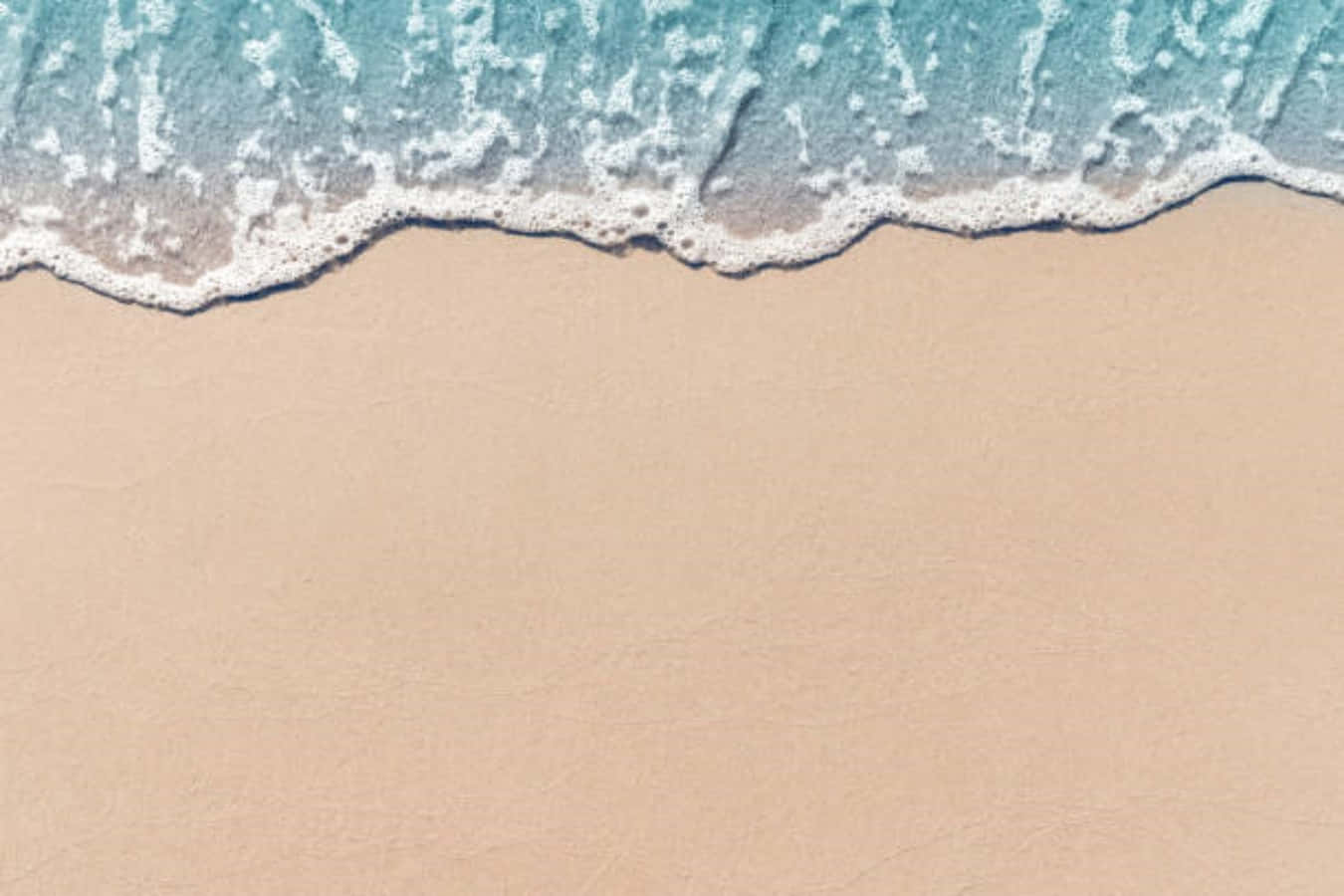 sand 桌布 壁紙 — 從上方俯瞰，綠松石色的海浪輕輕拍打著平滑的米色沙灘。